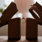 Twee bruine houten blokken met trouwring ertussen, bruidegom en bruid concept, huwelijkssymbool
